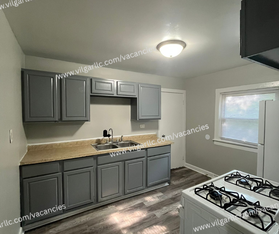 6065 E 6th Pl - Photo 5 of 24