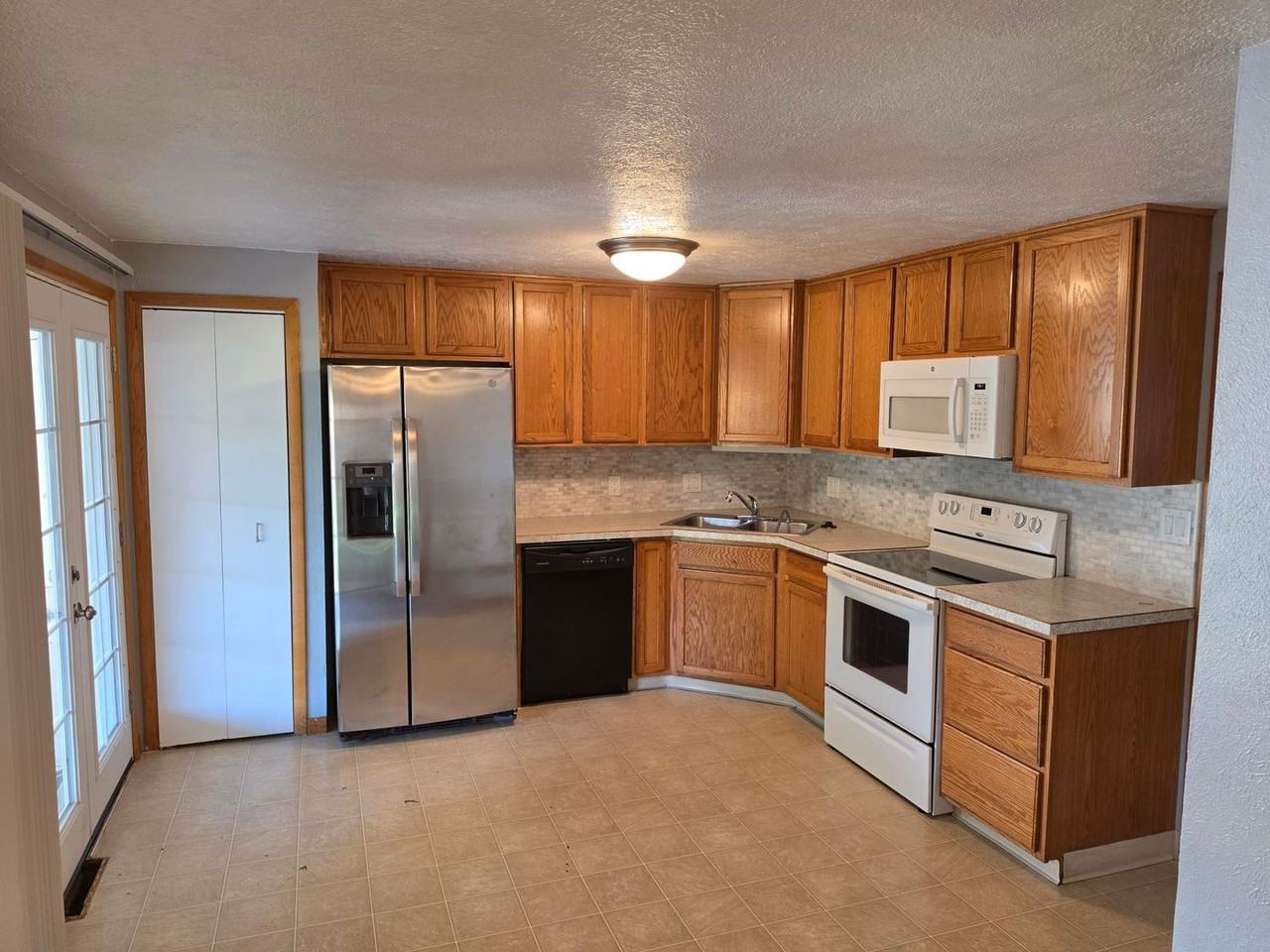 1403 Frontier St - Photo 3 of 21