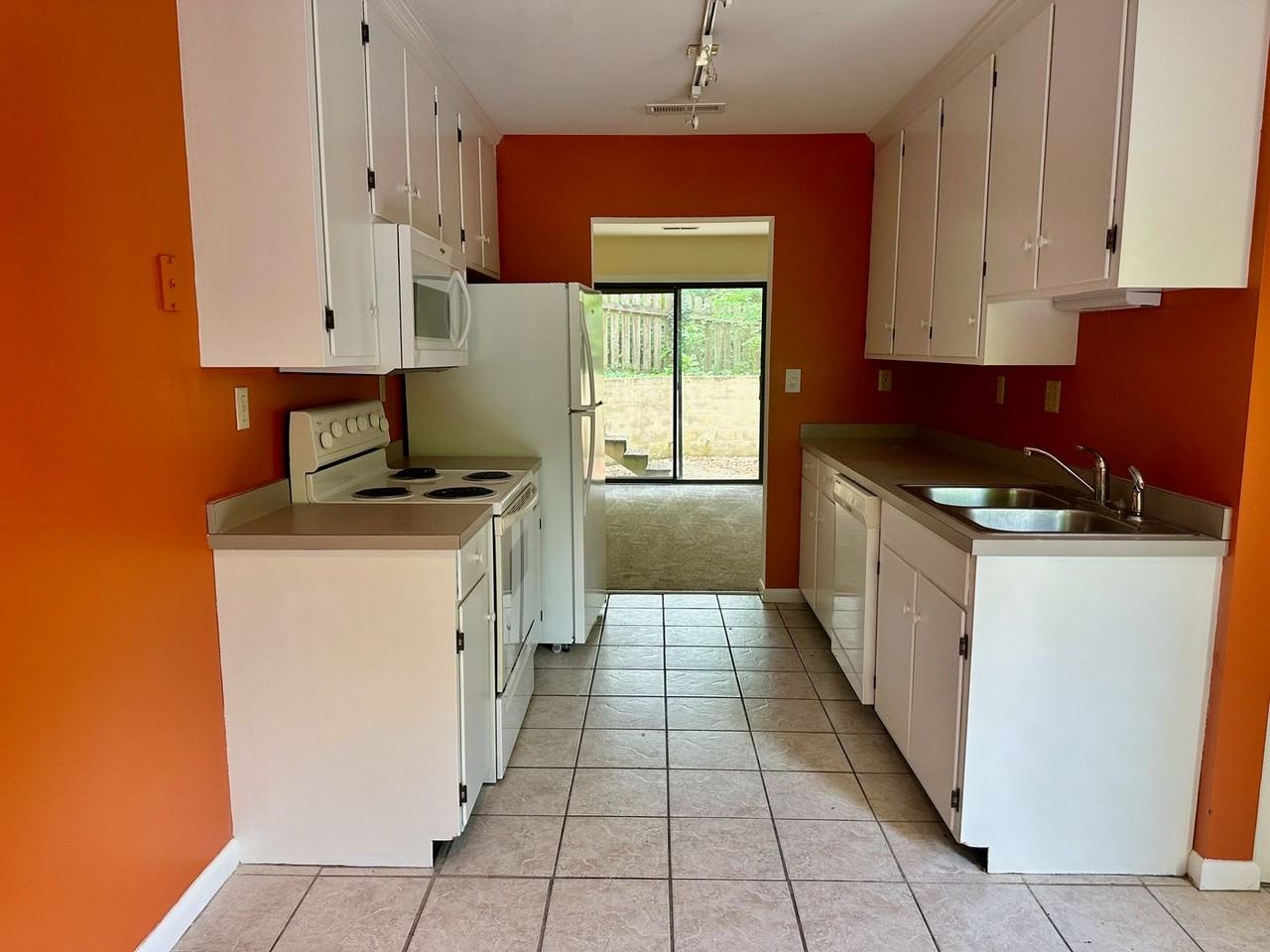 1209 Chatham Rdg - Photo 5 of 11