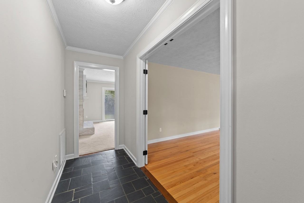 204 Mcneill Rd - Photo 4 of 31