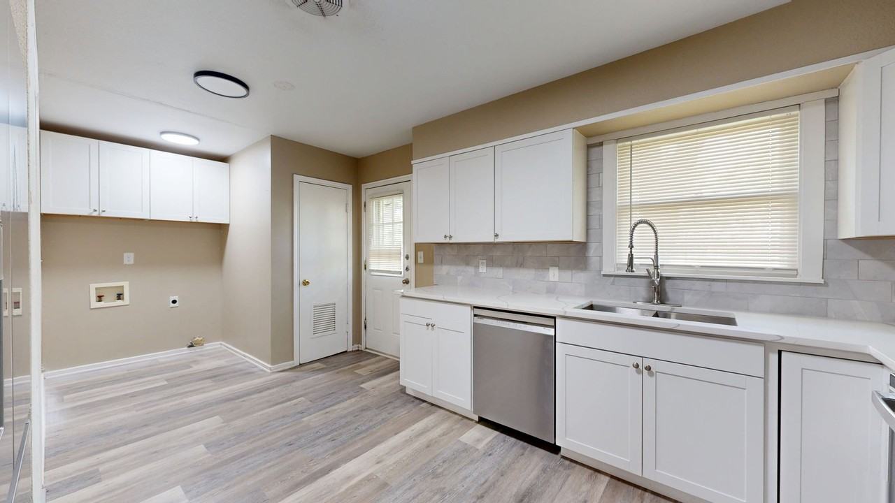 1901 White Ave - Photo 4 of 19