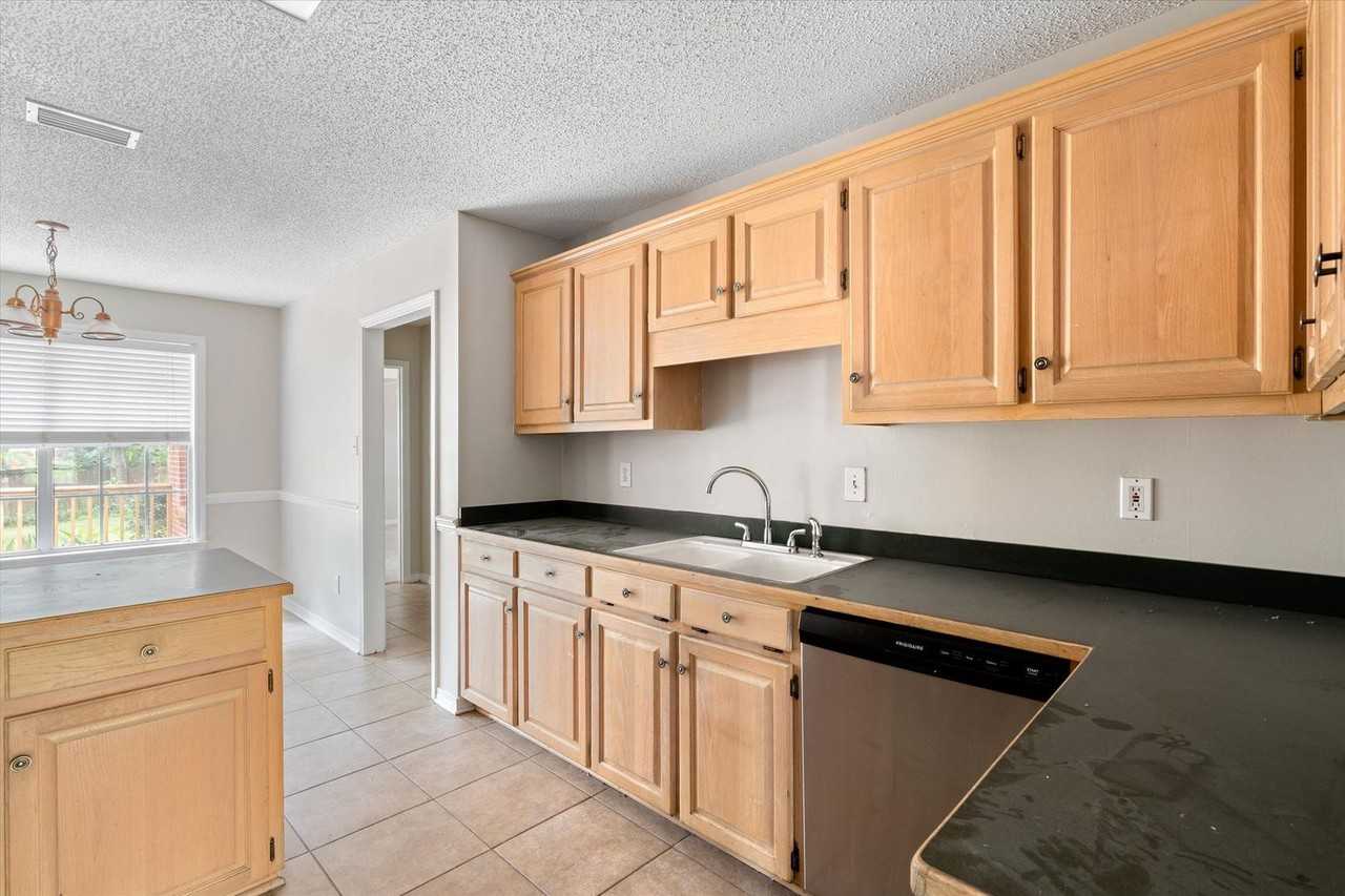 10020 Silverthorne Ct - Photo 3 of 23