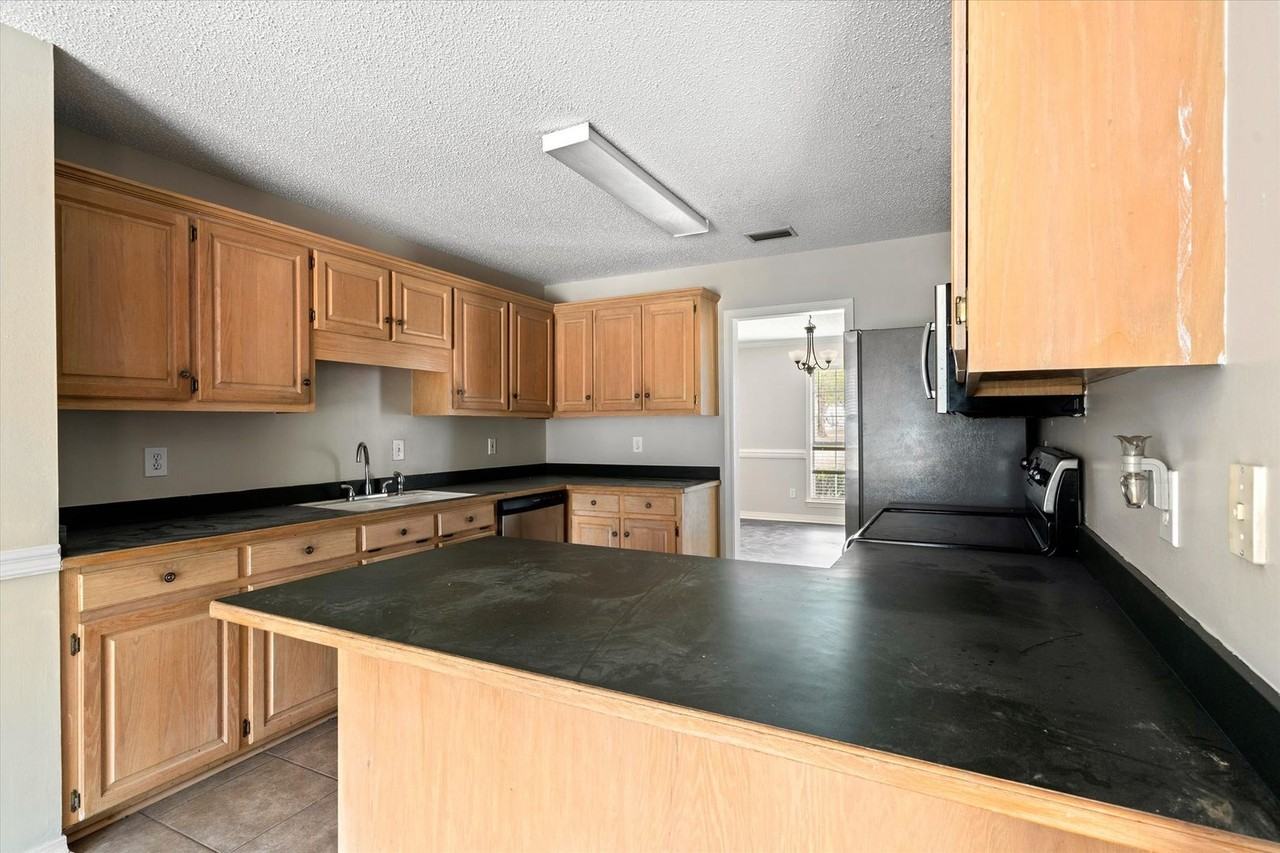 10020 Silverthorne Ct - Photo 5 of 23