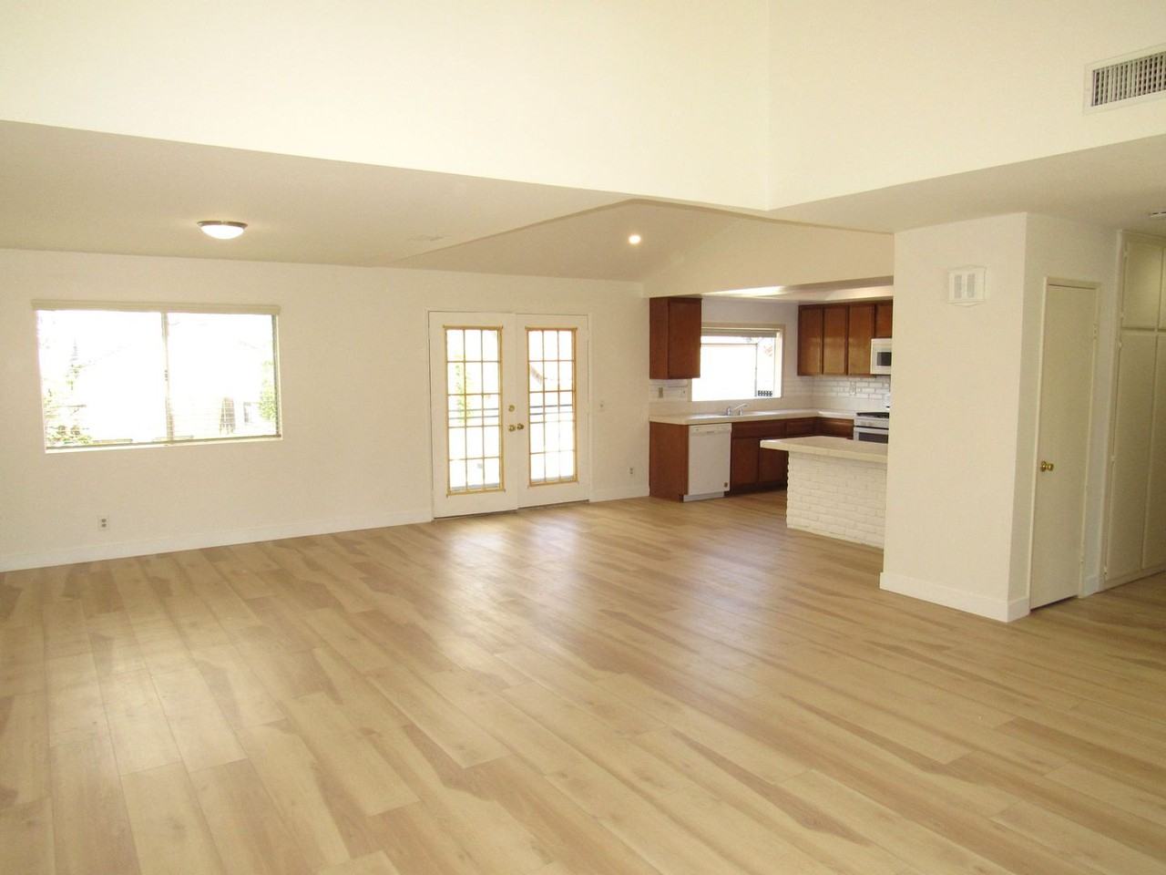 1099 W Ontario Ave - Photo 5 of 13