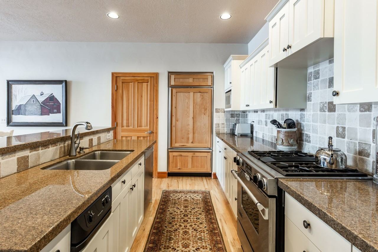 16 Gallivan Ct - Photo 3 of 31