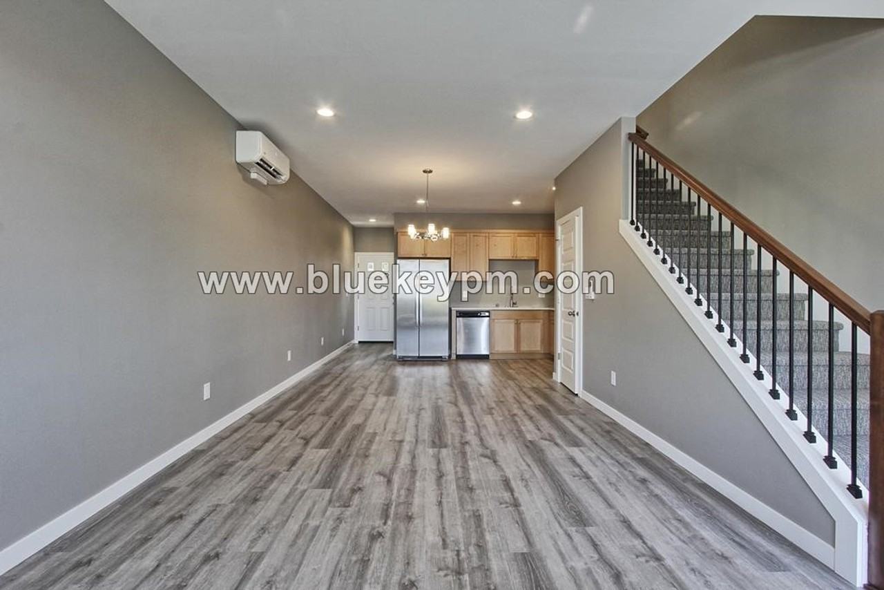 2713 Broadway St - Photo 3 of 13