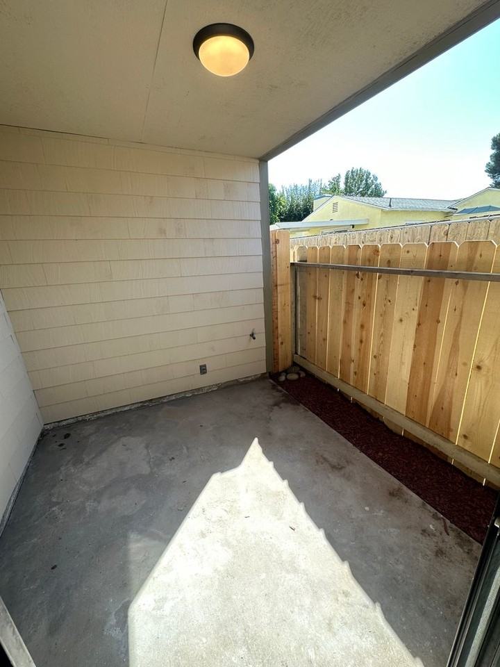 455 E St - Photo 3 of 22