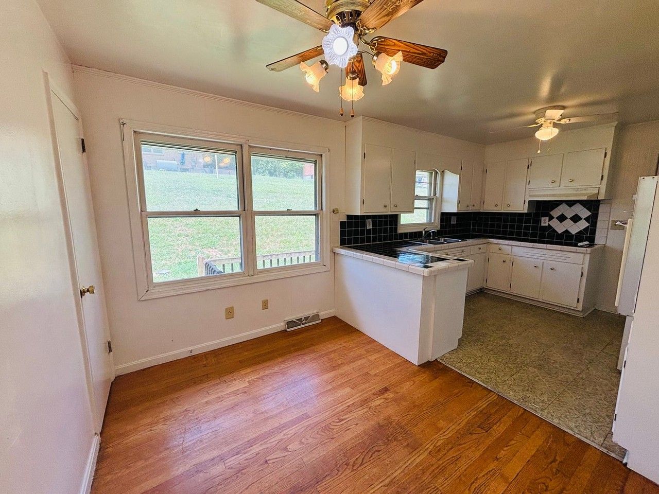 115 Lucas St - Photo 5 of 16