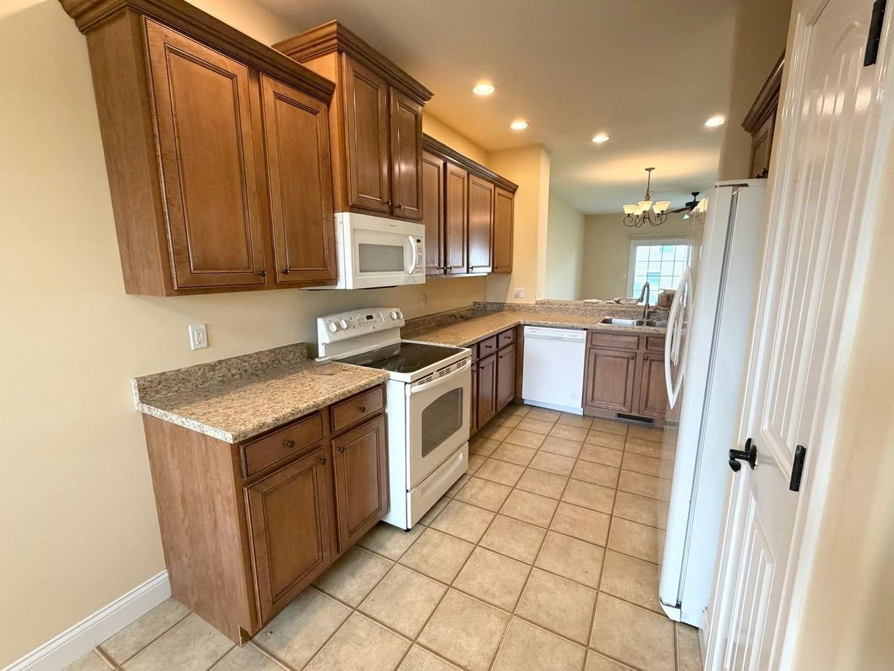 1513 Stonebluff Ct - Photo 4 of 21