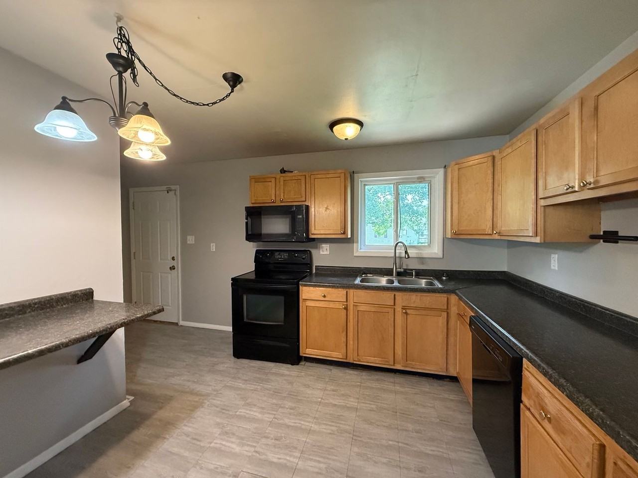 1619 W Waggoner St - Photo 4 of 8