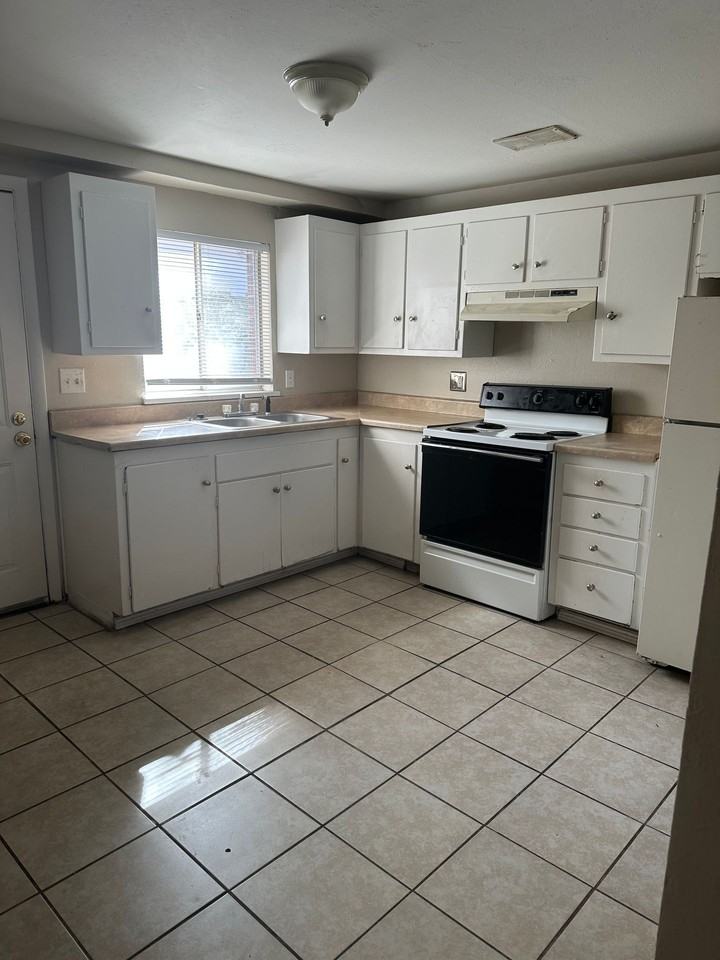 2 bedroom, 1 bath unit near historic Westminster - Photo 7 of 21
