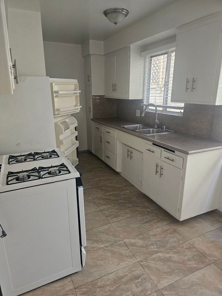 636 N. Sweetzer Ave. - Photo 2 of 8