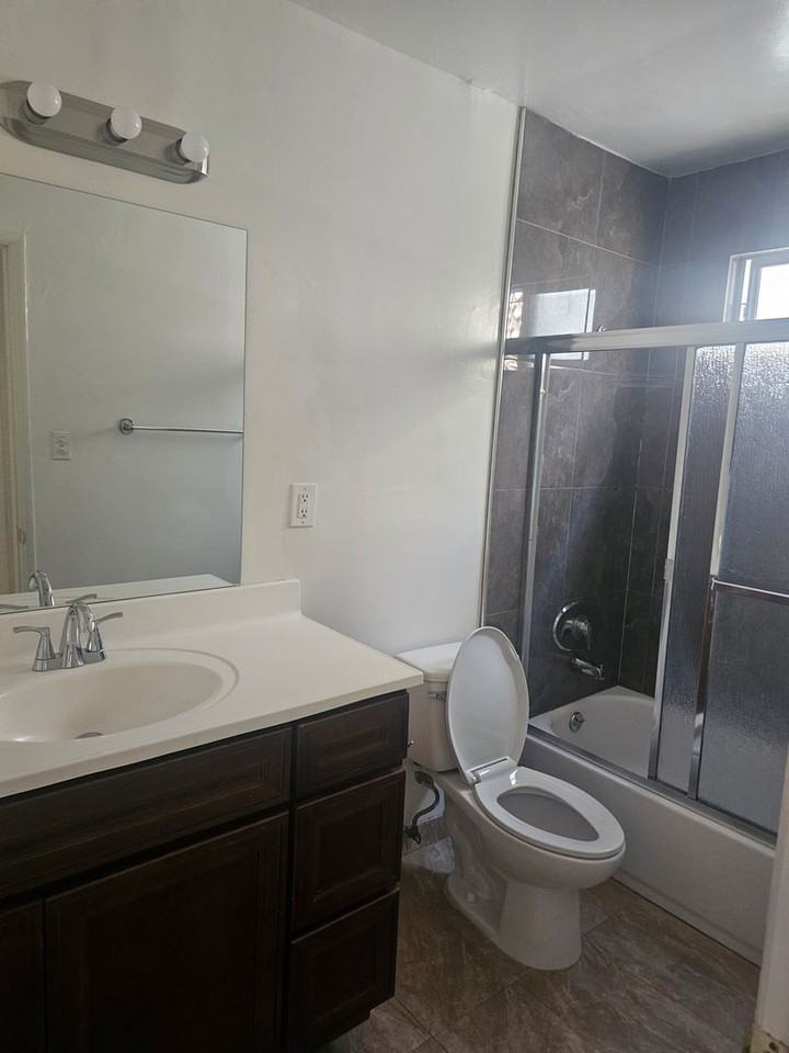 636 N. Sweetzer Ave. - Photo 3 of 8