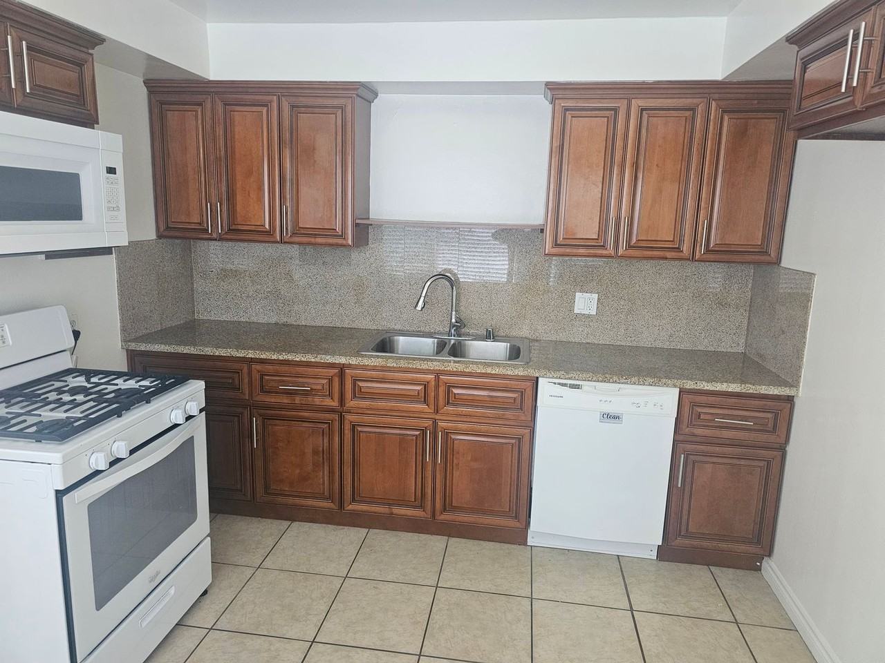 636 N. Sweetzer Ave. - Photo 4 of 8