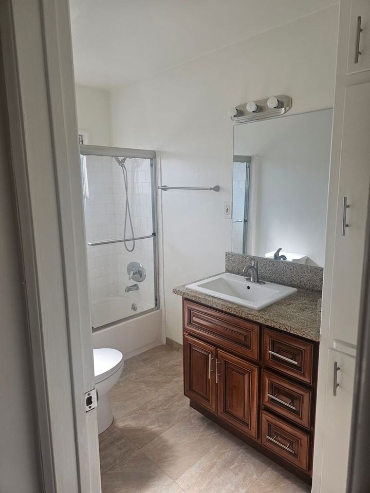 636 N. Sweetzer Ave. - Photo 6 of 8