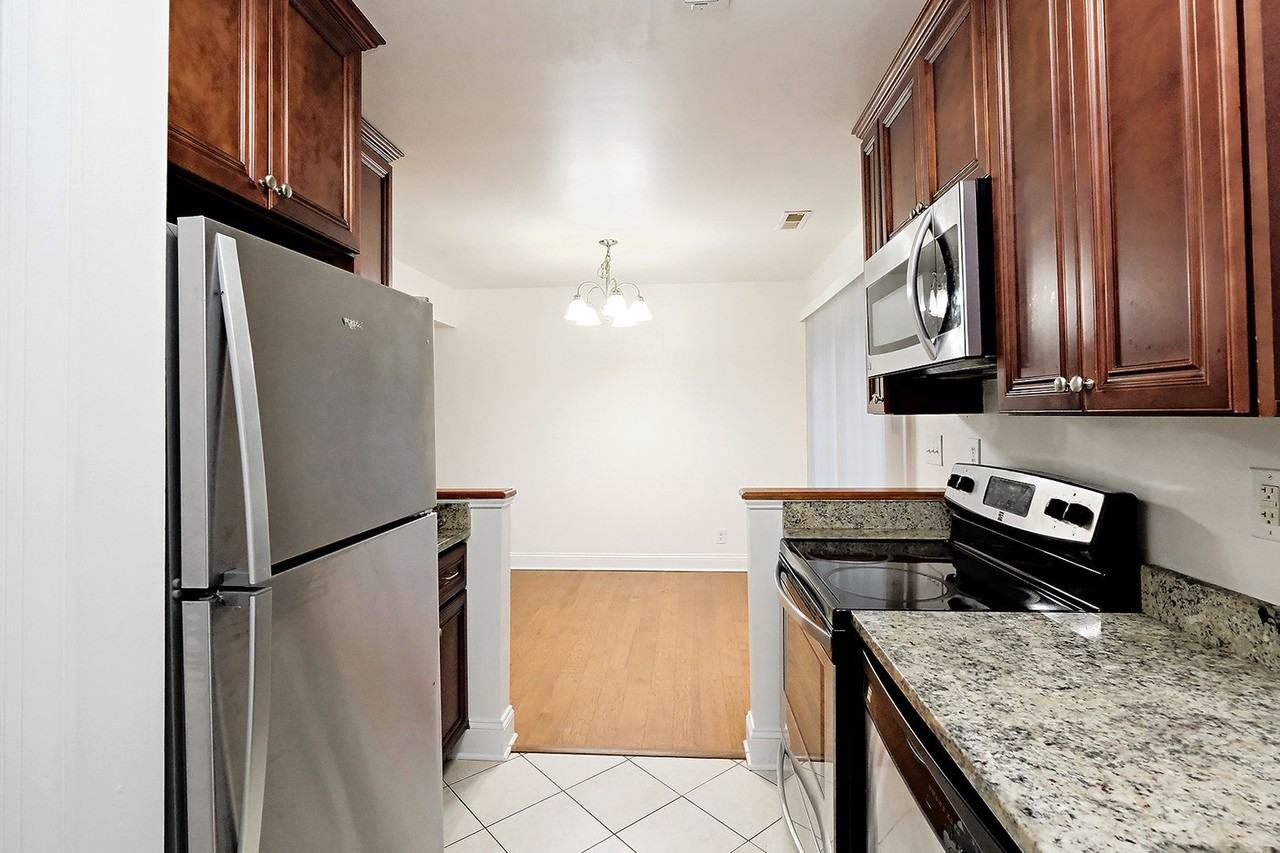 117 Longwood Dr #B - Photo 2 of 10