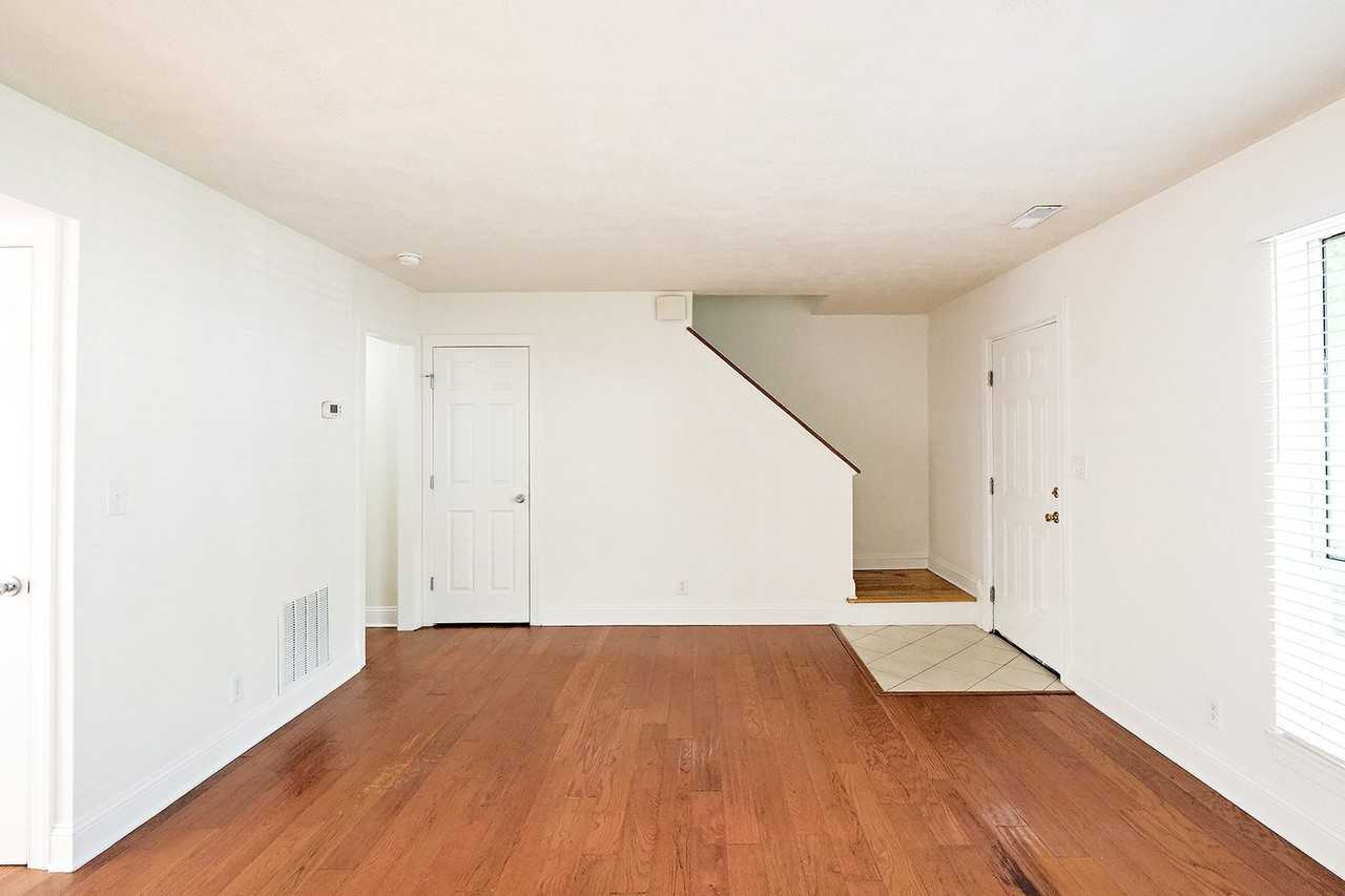 117 Longwood Dr #B - Photo 5 of 10