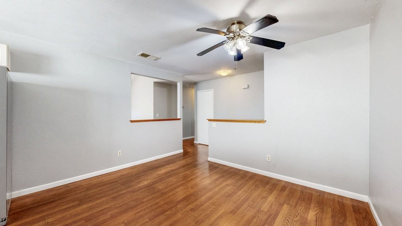 8690 Lords Manor Way - Photo 6 of 39