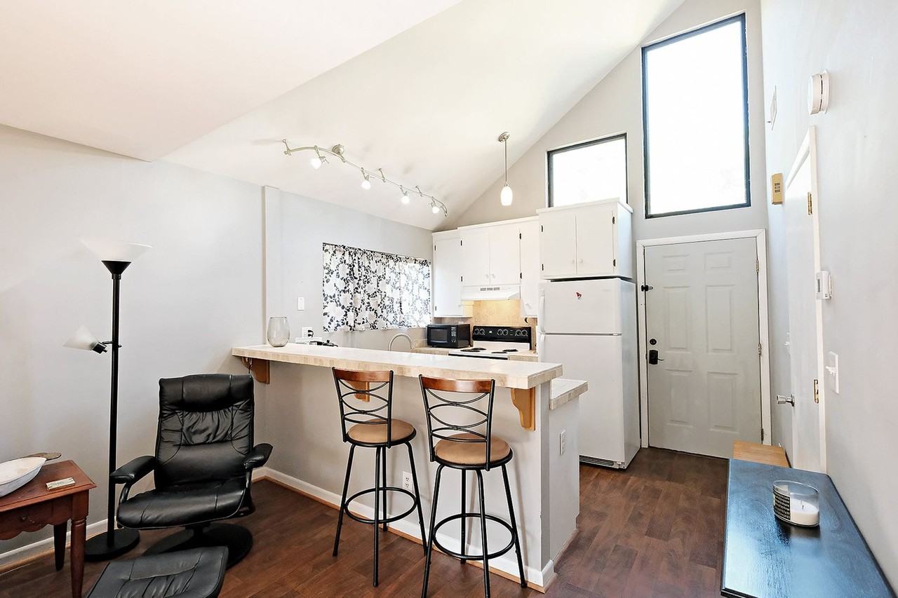 1210 Chatham Rdg - Photo 2 of 14