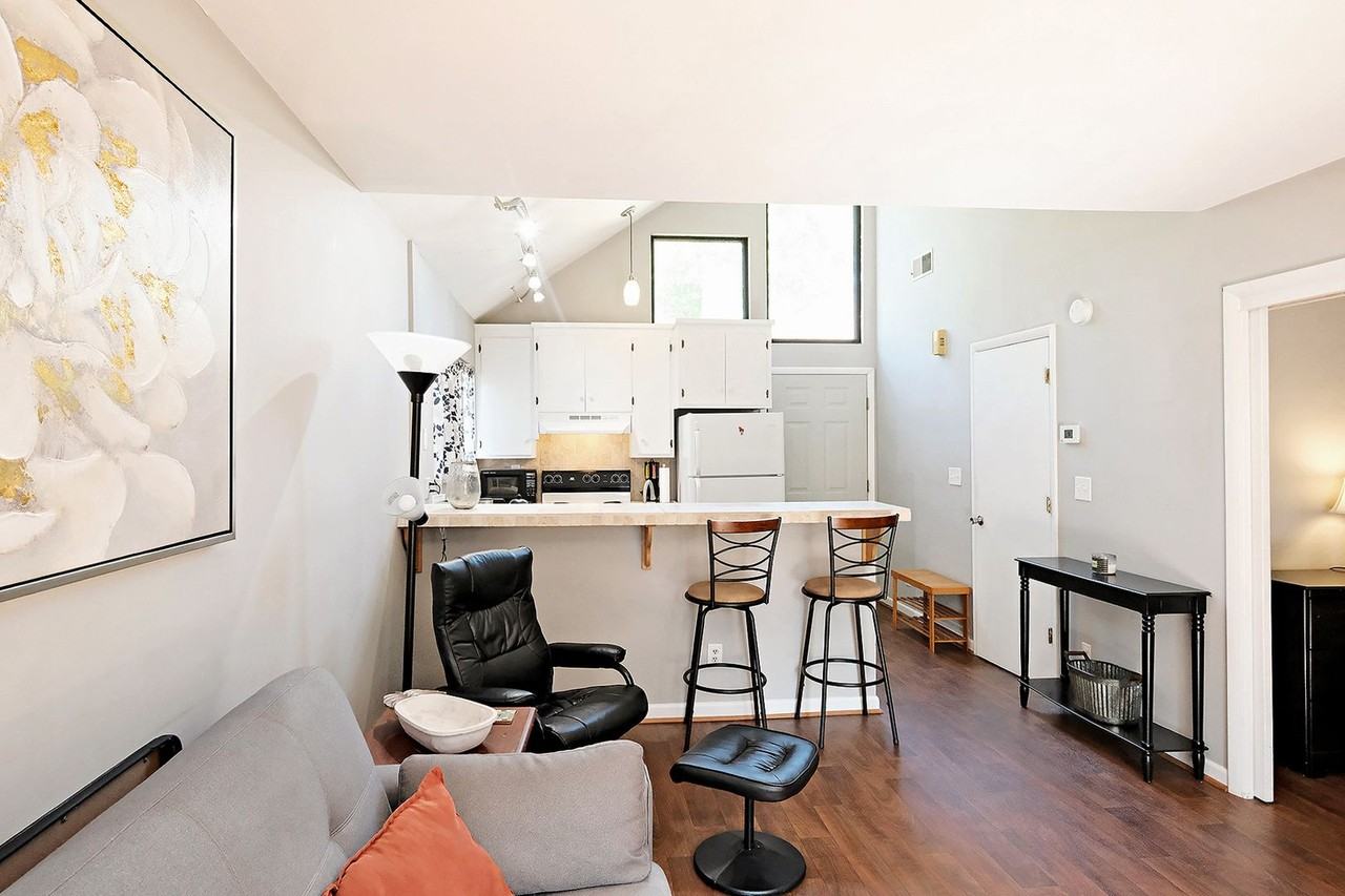 1210 Chatham Rdg - Photo 3 of 14