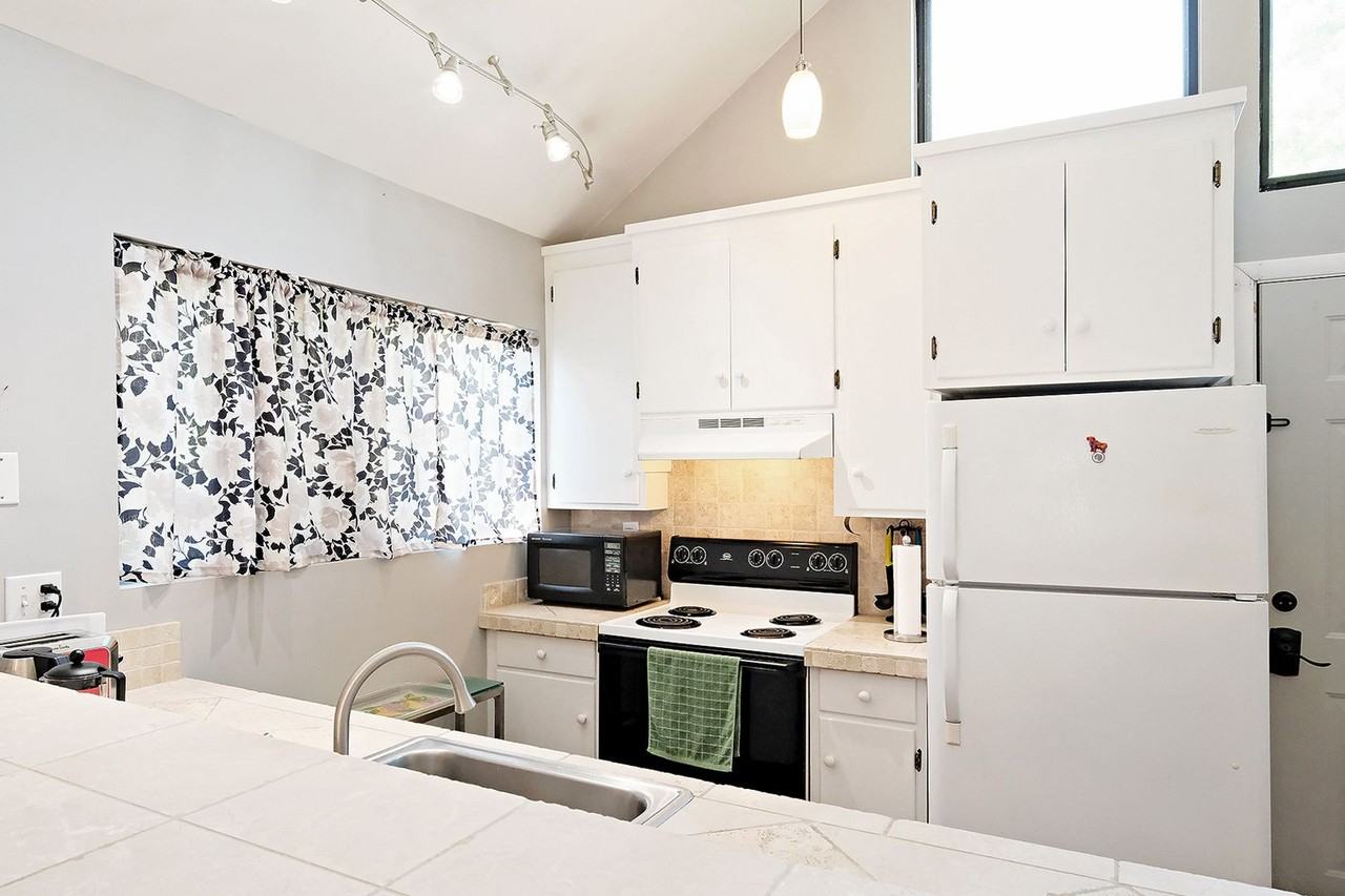 1210 Chatham Rdg - Photo 4 of 14