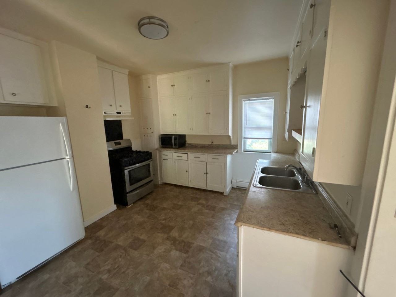 526 Winslow Ave - Photo 4 of 11