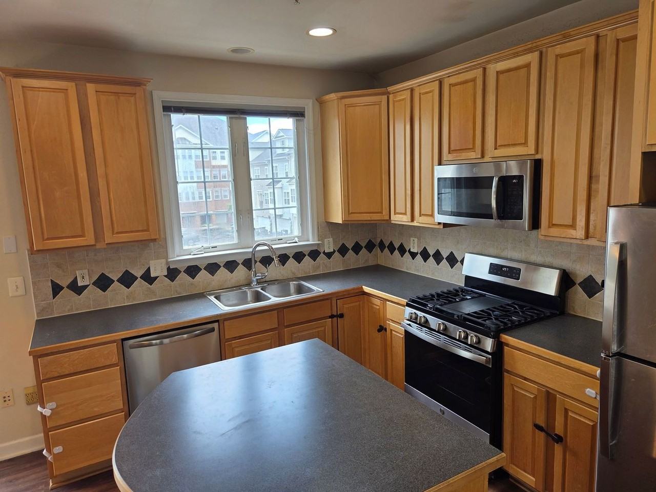 308 Garden View Sq - Photo 4 of 28