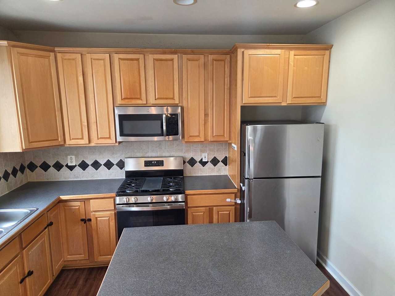 308 Garden View Sq - Photo 5 of 28