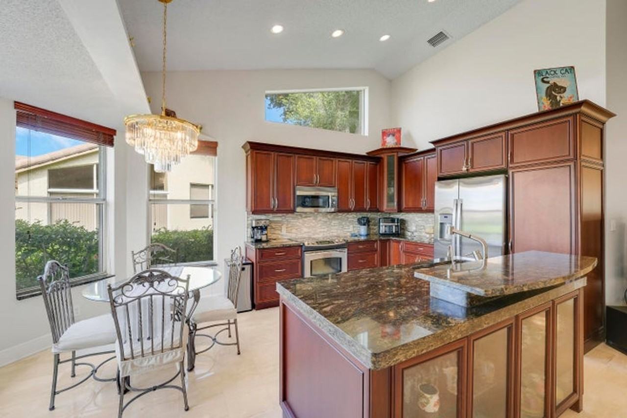 7136 Ashford Ln - Photo 4 of 19