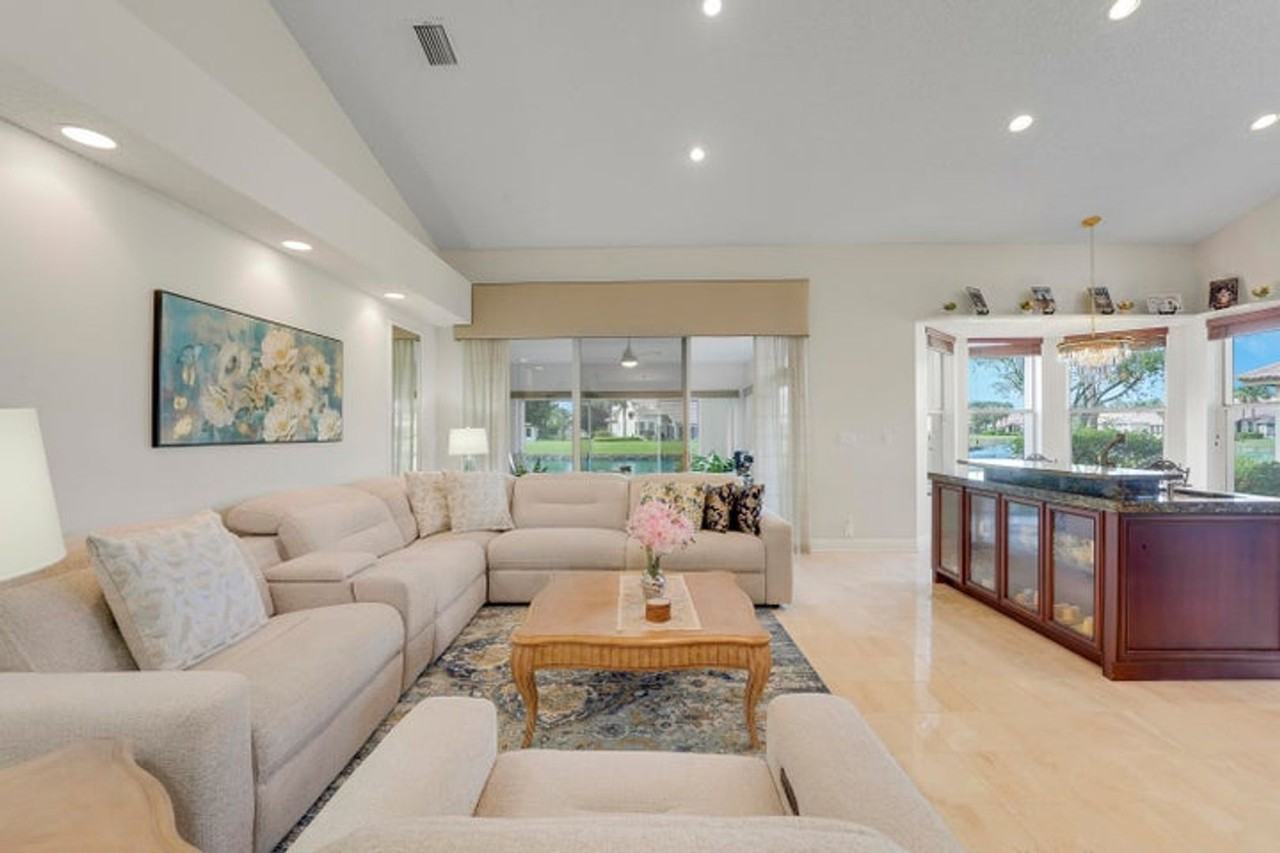 7136 Ashford Ln - Photo 6 of 19