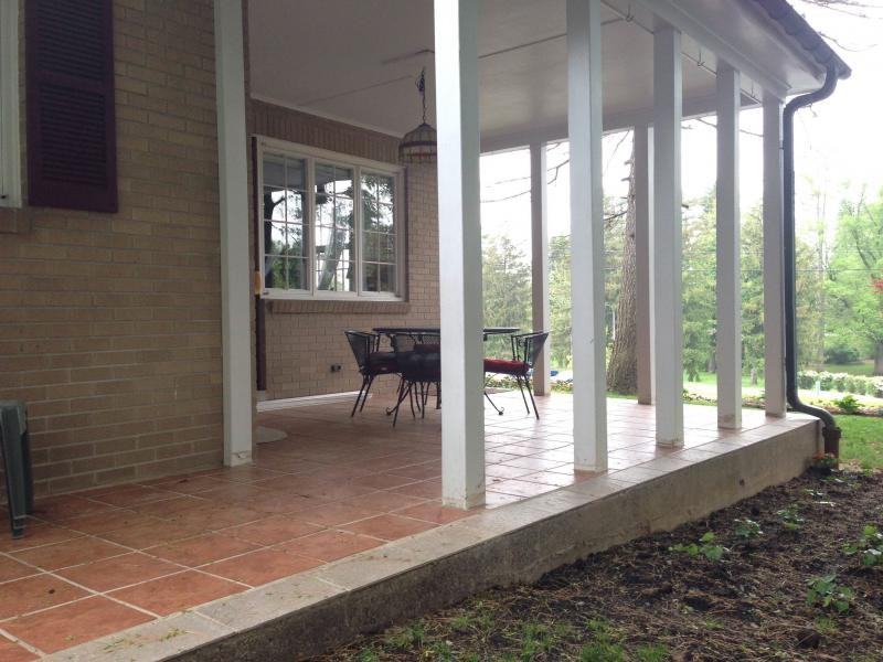 150 E Caracas Ave - Photo 2 of 9