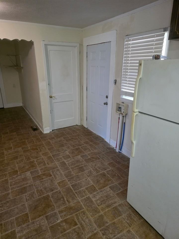 1210 Hoke St - Photo 7 of 16