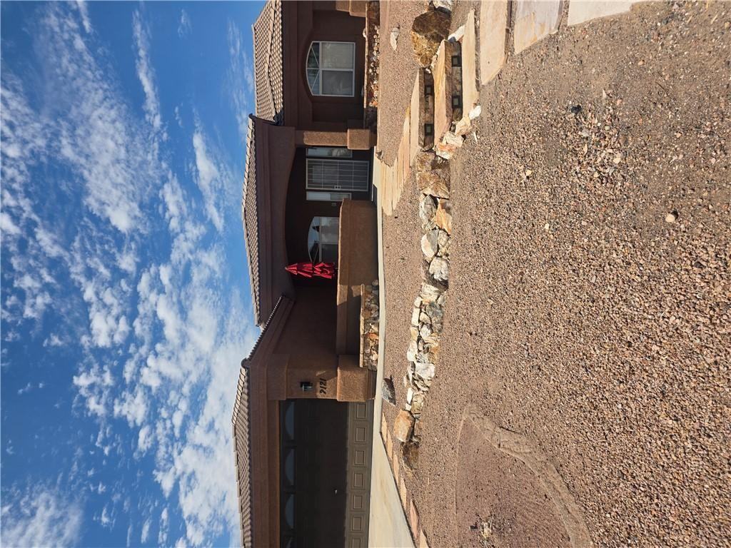 2121 E Desert Lakes Dr - Photo 2 of 41