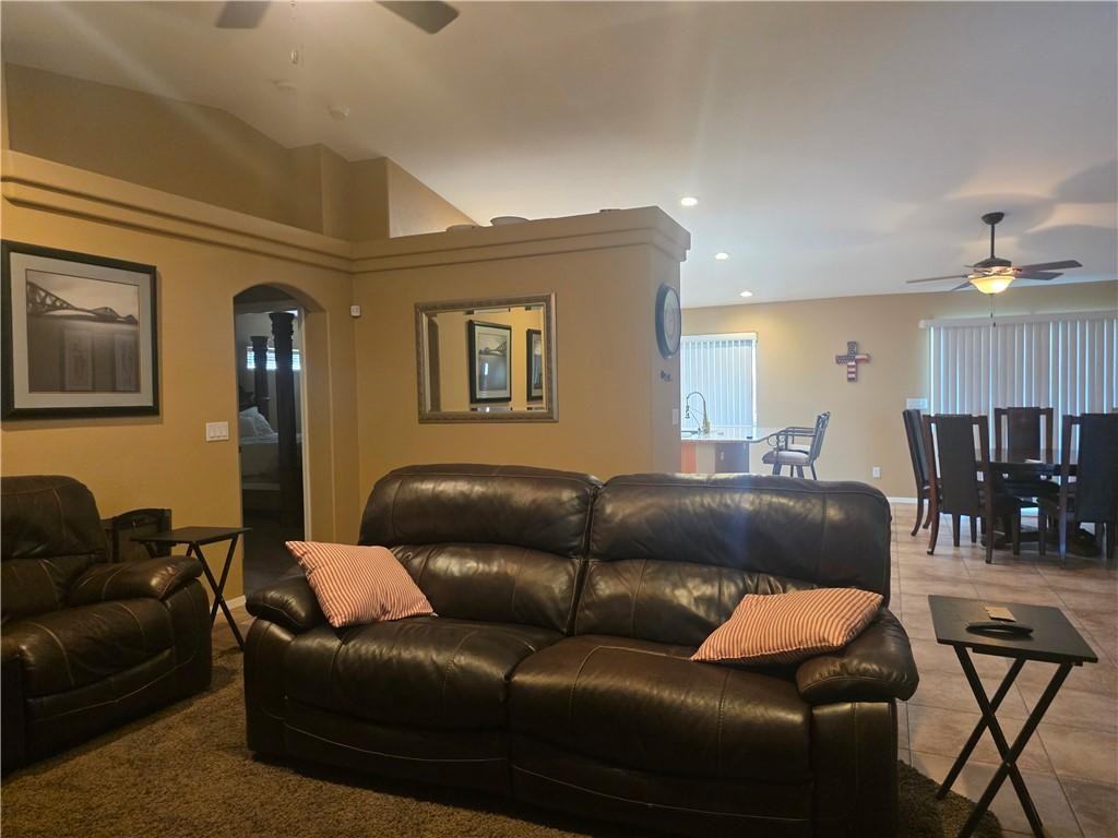 2121 E Desert Lakes Dr - Photo 7 of 41