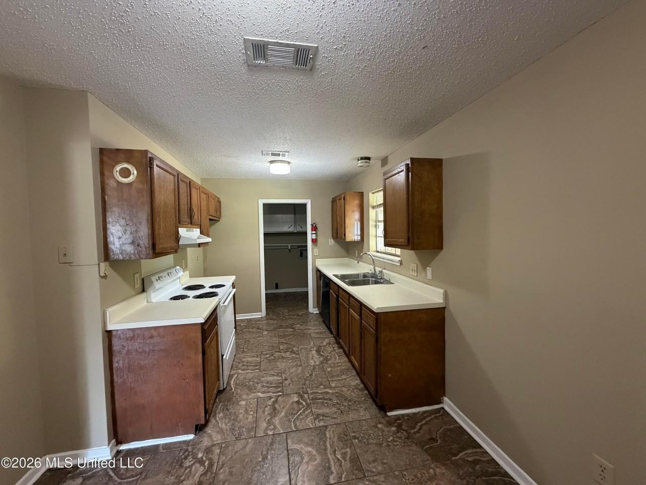 1695 Ravenwood Ln - Photo 4 of 13