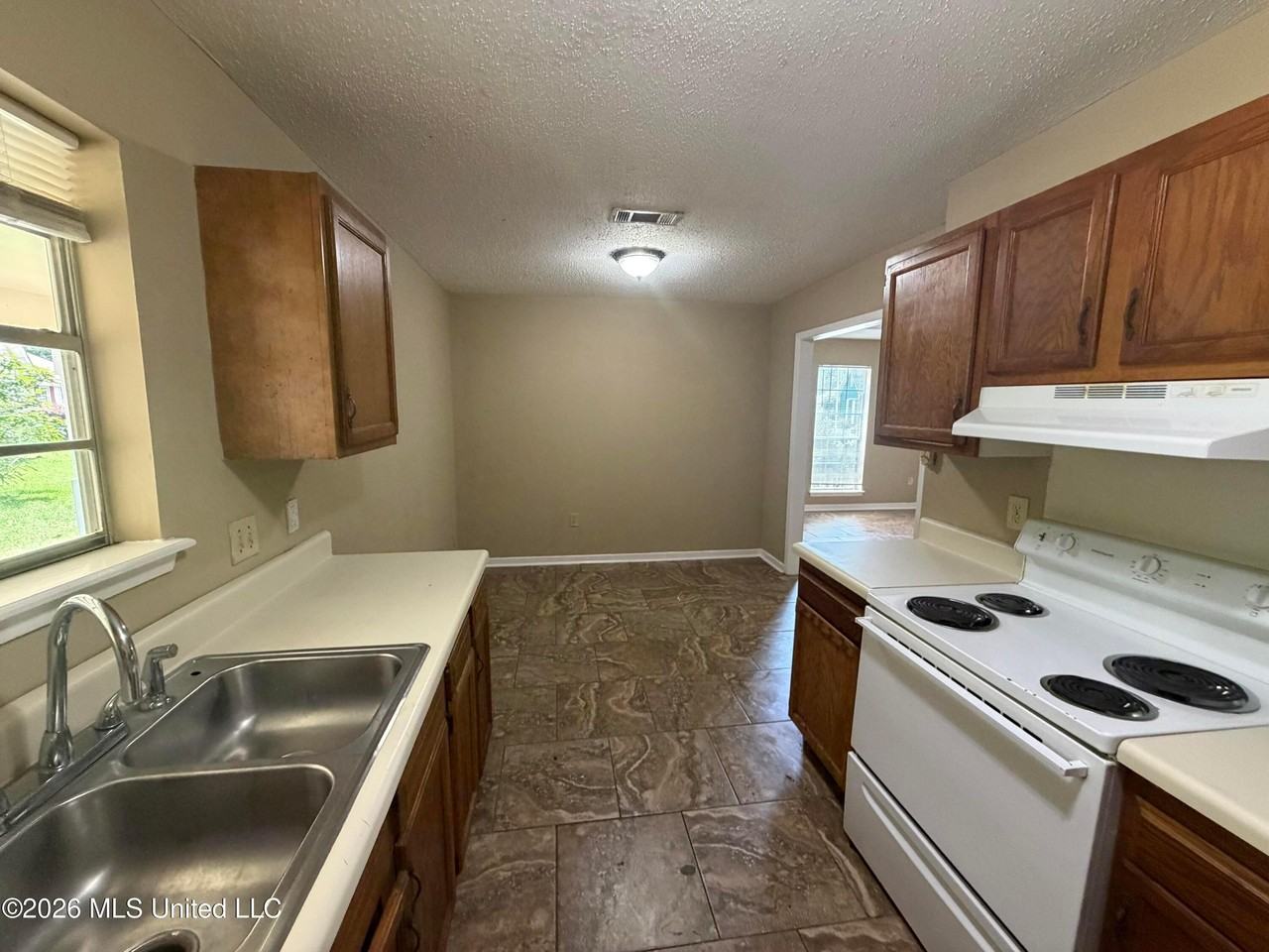 1695 Ravenwood Ln - Photo 5 of 13