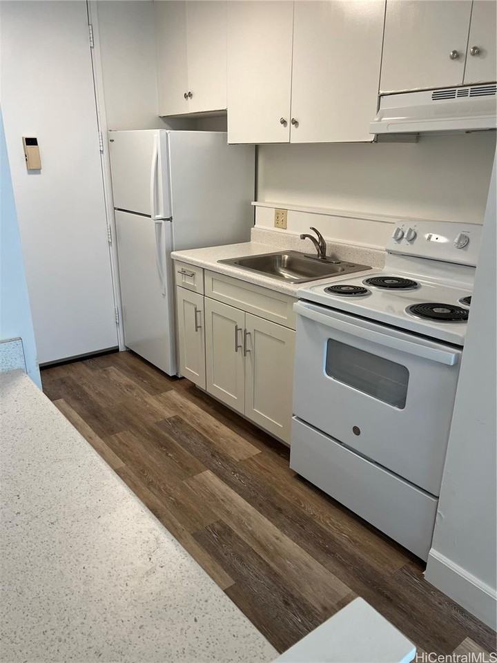 1112 Kinau St #703 - Photo 5 of 10