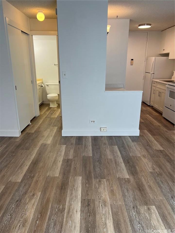 1112 Kinau St #703 - Photo 6 of 10