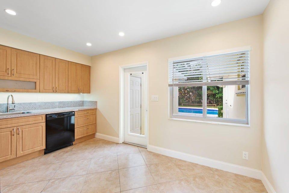 1209 Ne 18th Ave - Photo 4 of 14