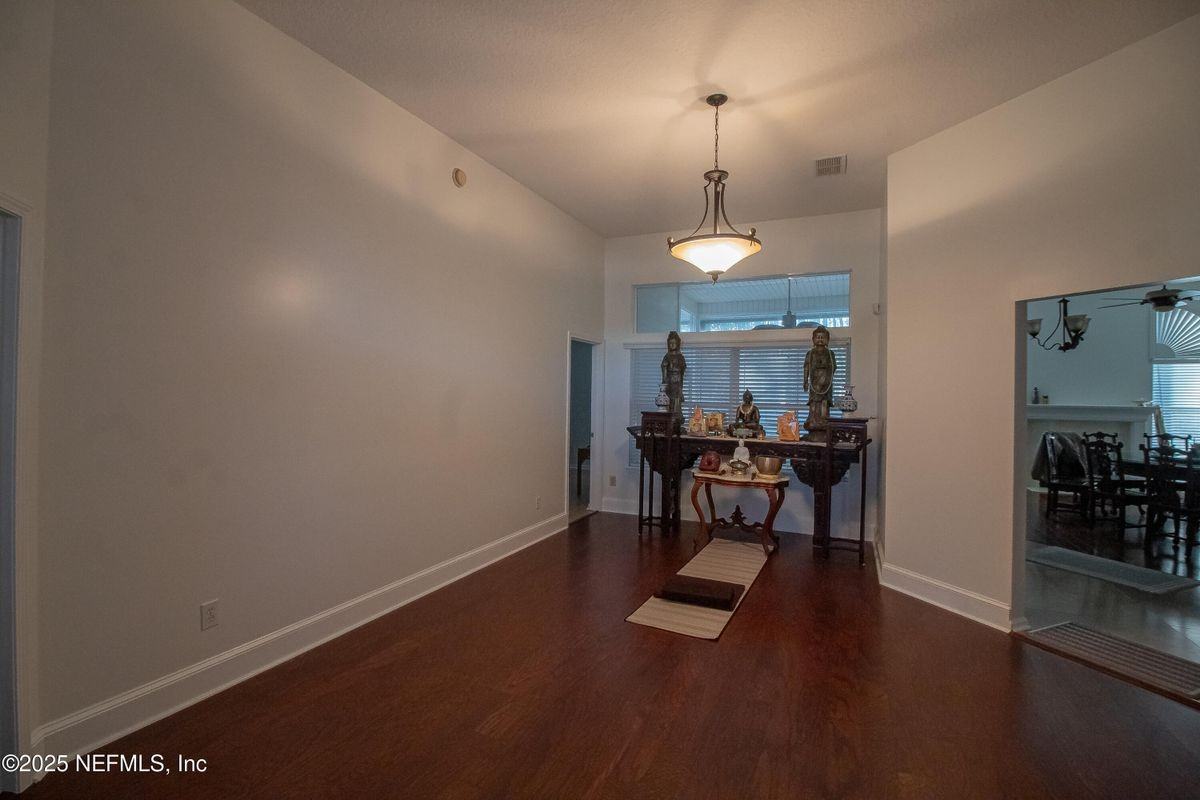 8146 Leafcrest Dr - Photo 4 of 26