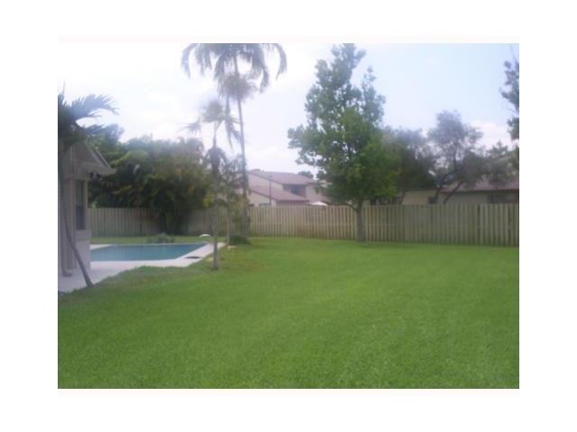 10424 SW 114th Ct - Photo 2 of 3