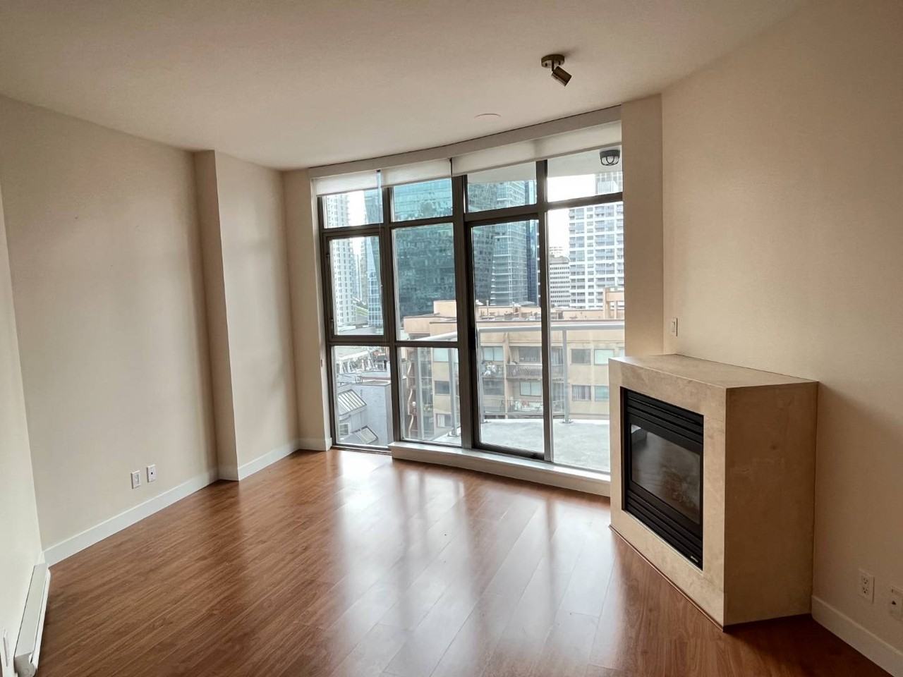 1050 Smithe St #803 - Photo 4 of 19