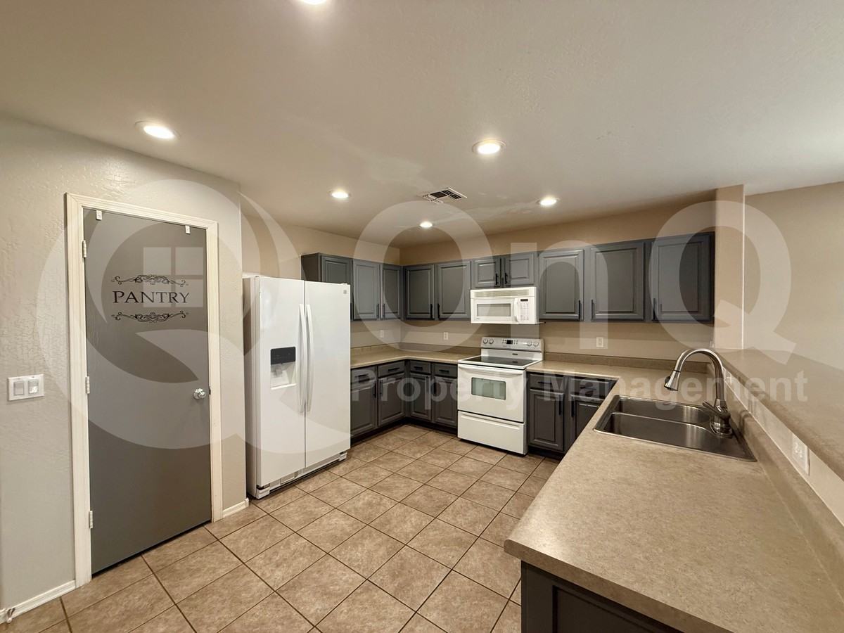 7144 S Skylark Ln - Photo 4 of 26