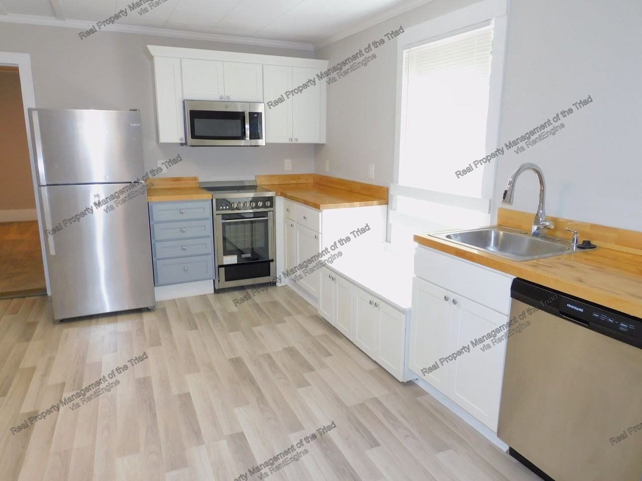 936 Albert St - Photo 4 of 20