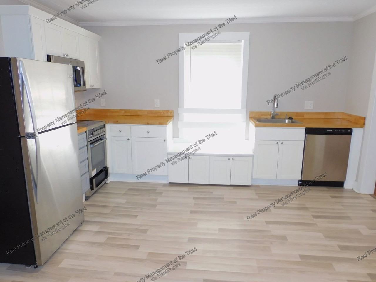 936 Albert St - Photo 5 of 20