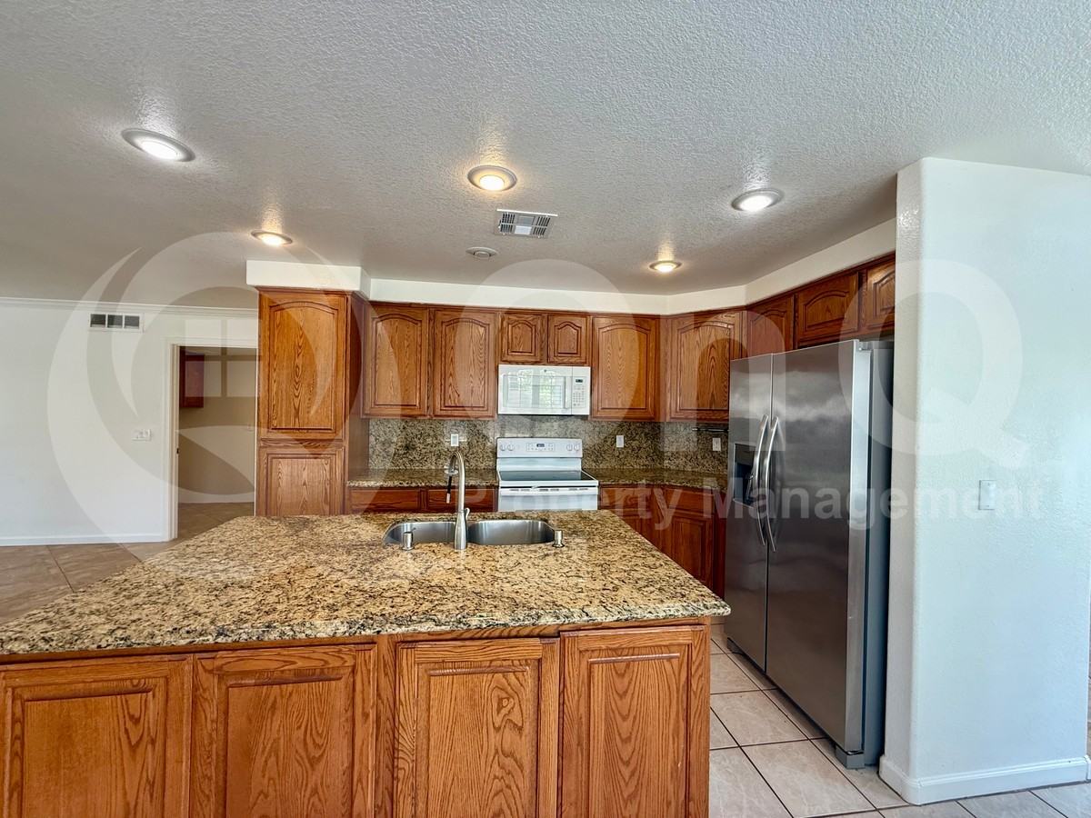 6321 E Roland St - Photo 7 of 26