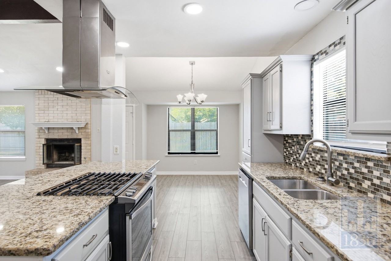 401 Oakridge Pass - Photo 4 of 50