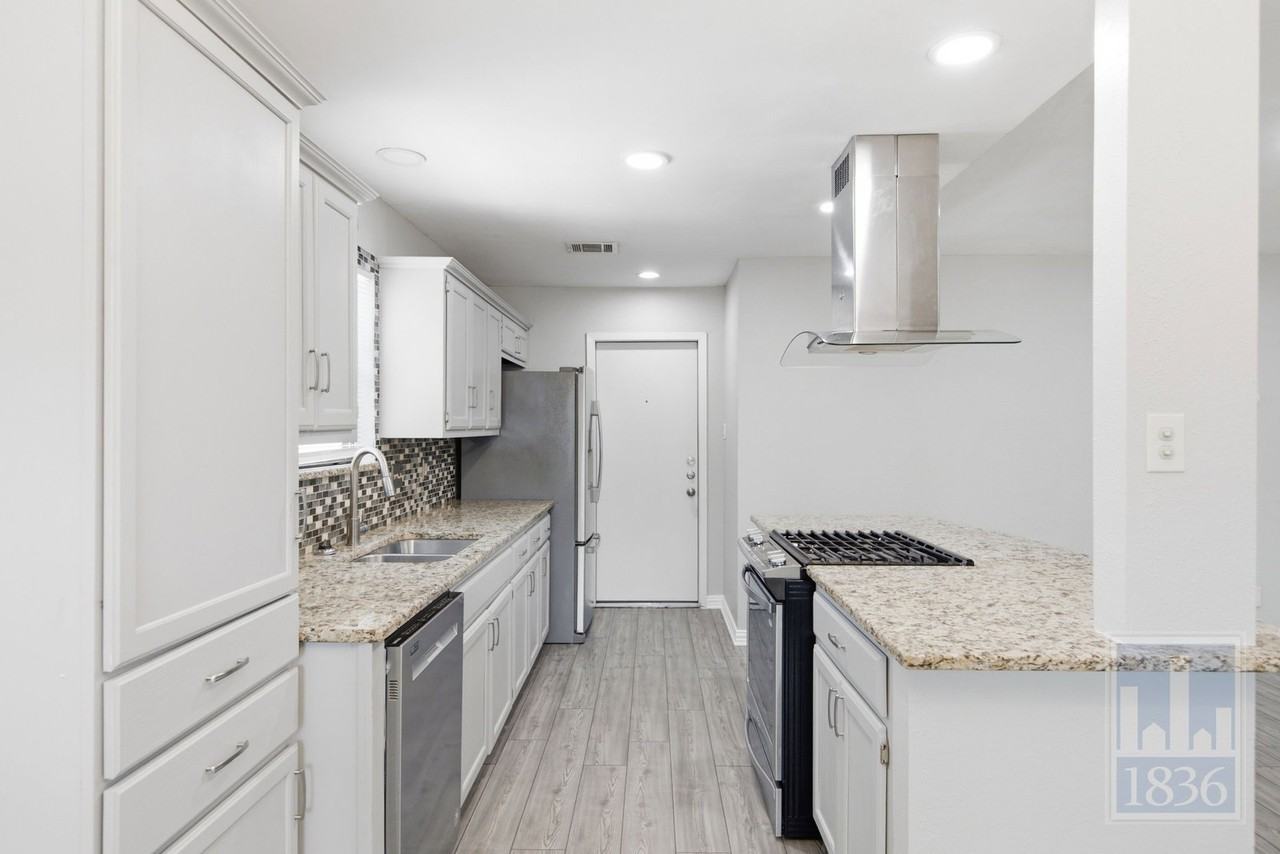 401 Oakridge Pass - Photo 5 of 50