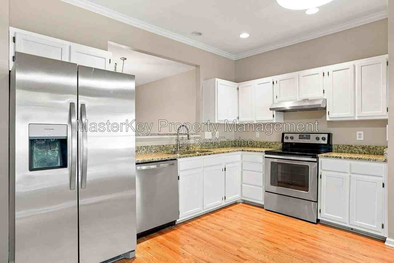 217 Riverwalk Cir - Photo 3 of 34