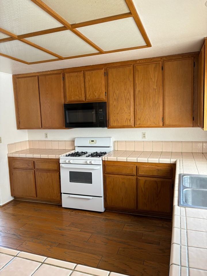 14333 La Crescenta Ave - Photo 7 of 35